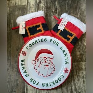Santa Cookie Plate and Oven Mitt Set. Plate is 11”. NWT
